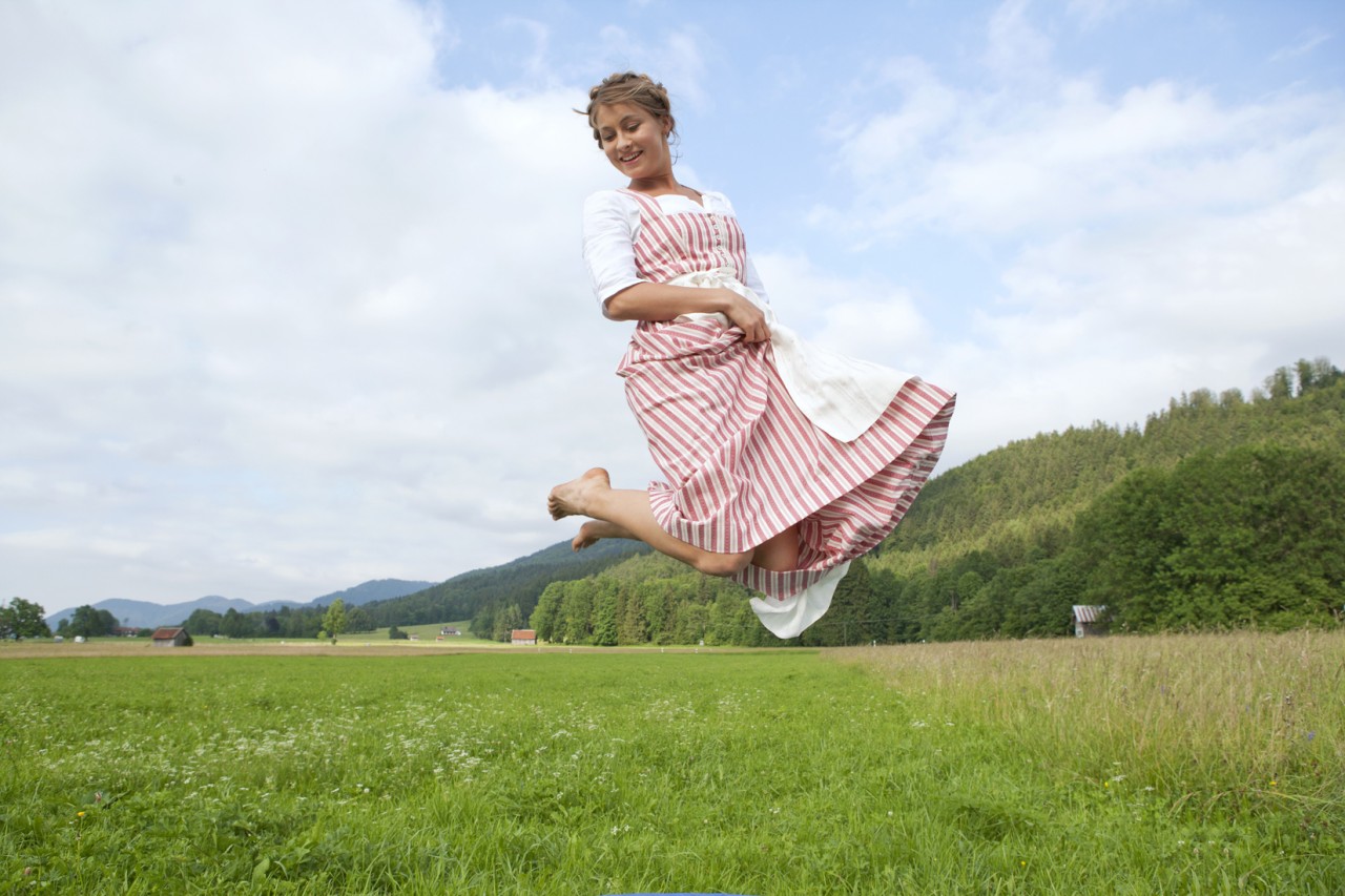 https://evavioletta.com/wp-content/uploads/2020/01/Dirndl_01_0833trampolin-1280x853.jpg