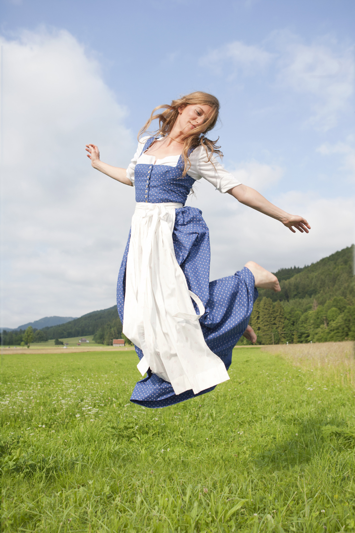 https://evavioletta.com/wp-content/uploads/2020/01/Dirndl_01_0864trampolin.jpg